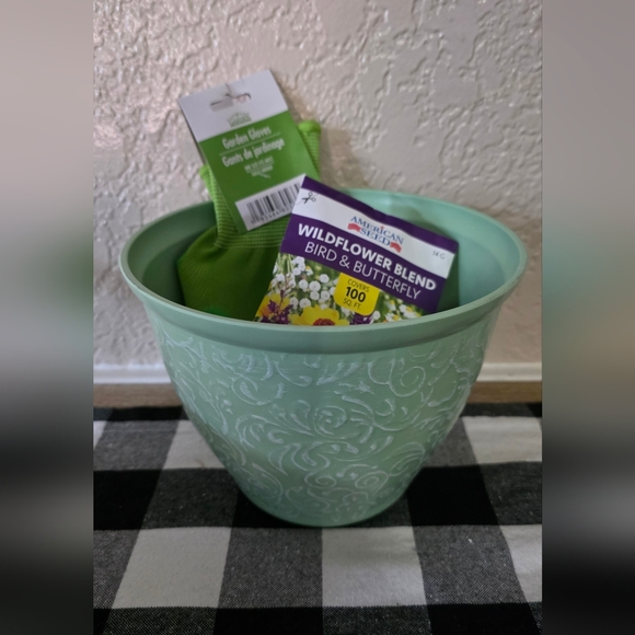 Gardening Set with Pot, Gloves, and Seeds - Picture 2 of 6